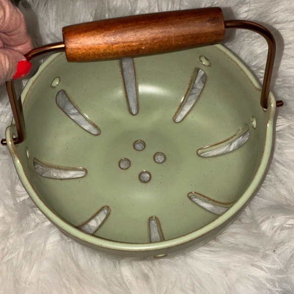 Stoneware Berry Bowl with Carrying Handle Green - Preowned. - Picture 4 of 6